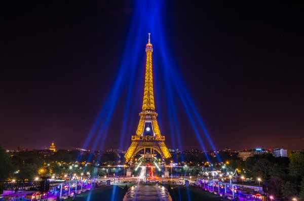 Khám phá tháp Eiffel rực rỡ sắc màu!