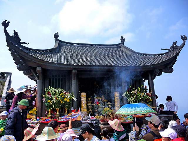 Hình ảnh du lịch Tết 2015 tham quan chùa tuyệt đẹp và linh thiêng