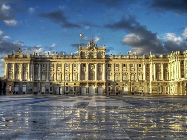 Cung điện hoàng gia Palacio Real