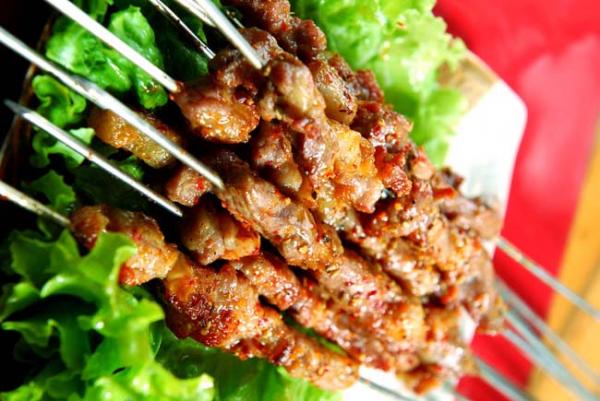 Những món ăn vặt ngon ở Hà Nội - Thịt xiên nướng