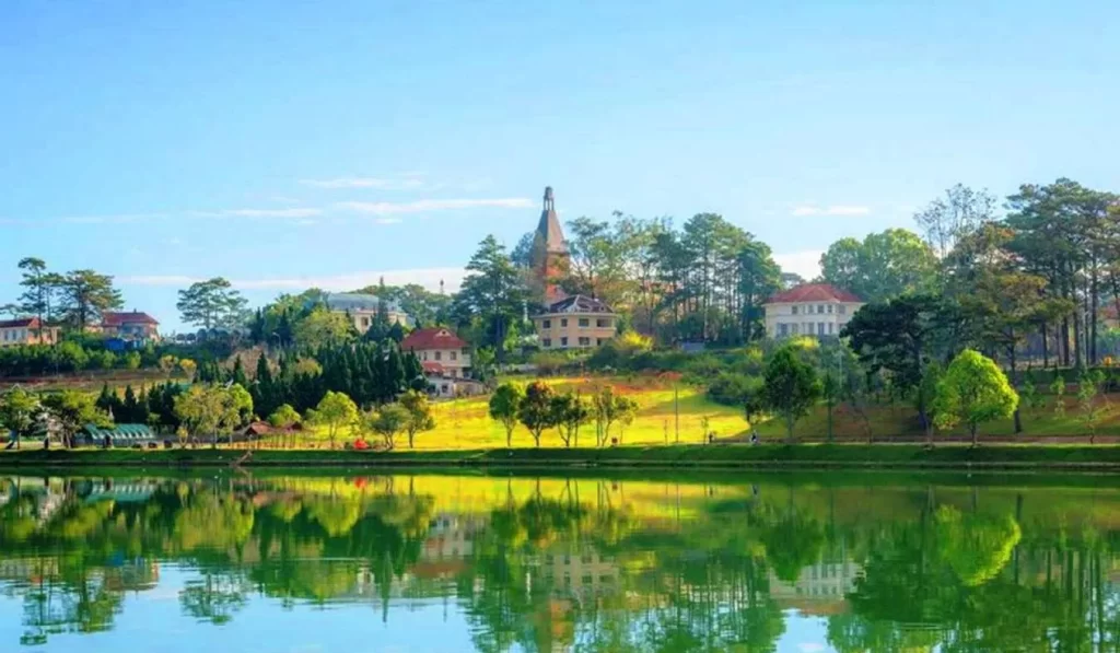Hồ Xuân Hương một trong những địa điểm đẹp và yên bình nhất tại Đà Lạt