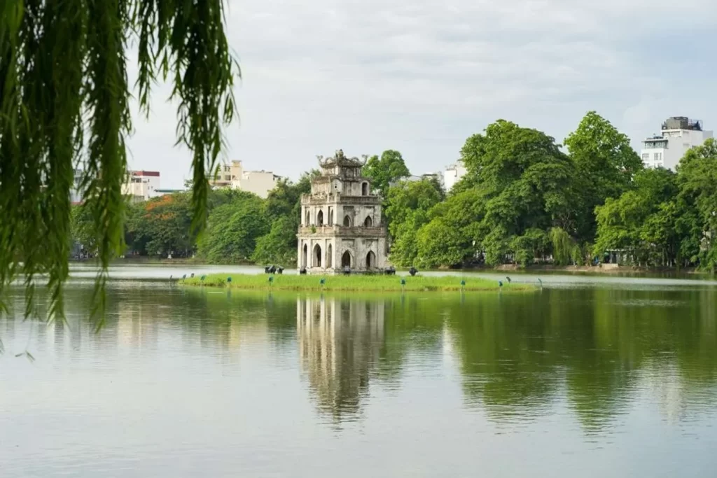 Hồ Gươm hoặc hồ nước Hoàn Kiếm nối liền với rất nhiều truyền thuyết lịch sử