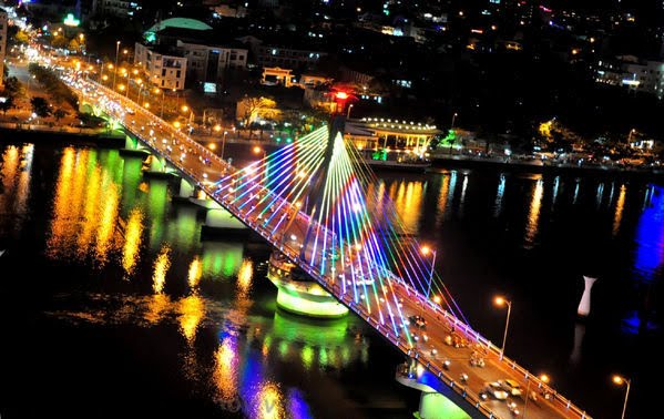 Cầu sông Hàn lung linh về đêm