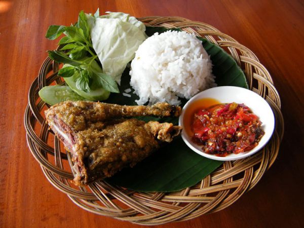Cơm gà là món quen thuộc ở Indonesia