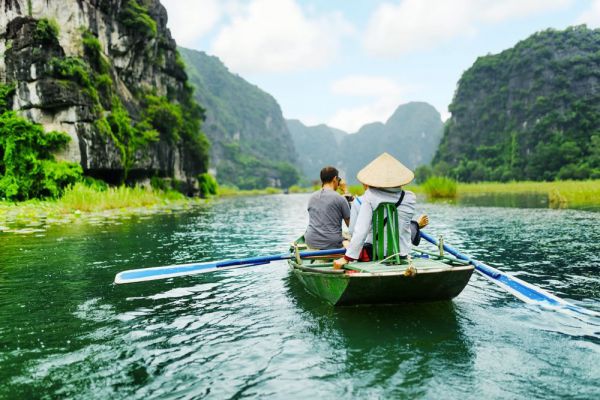 Đi thuyền tham quan Tràng An Ninh Bình