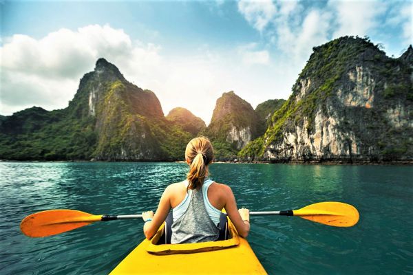 Khám phá Vịnh Lan Hạ cùng với chèo thuyền Kayak