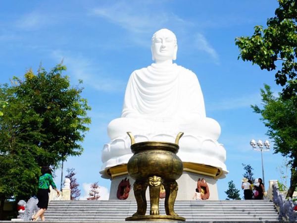 Bức tượng Phật trắng khổng lồ tại Chùa Long Sơn