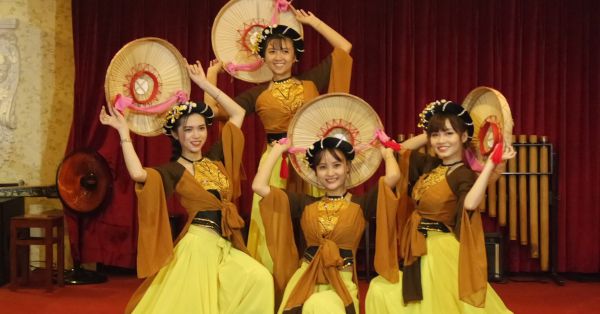 Chương trình nghệ thuật dân tộc tại Đông Dương Indochina Queen