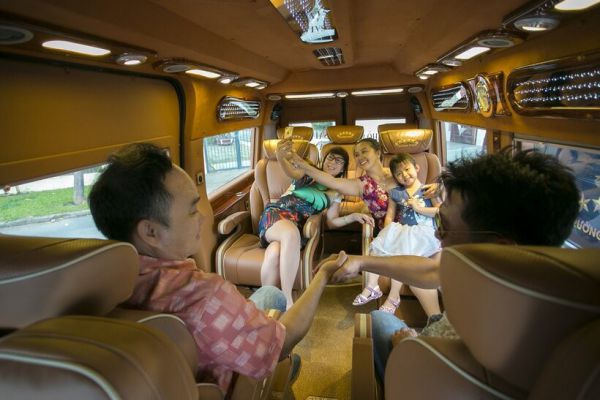 Khá nhiều khách du lịch có xu hướng chọn du lịch bằng xe Limousine