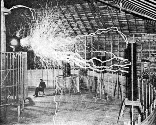 Bức ảnh Tesla ung dung đọc sách trước những tia lửa phóng điện