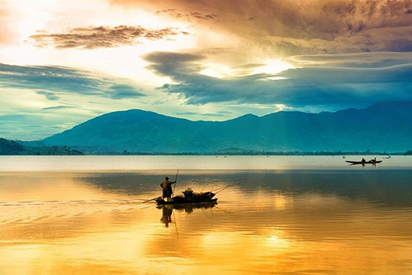 vẻ đẹp bình yên và lãng mạn của Hồ Lắk