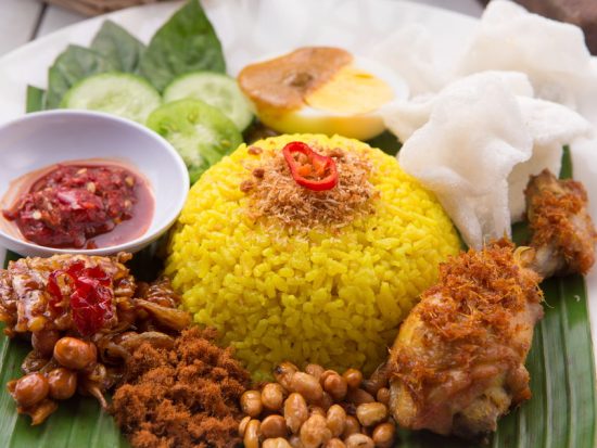 Cơm Nasi Kuning thường được dùng trong các dịp lễ tết ở Indonesia
