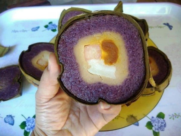Bánh tét lá cẩm có màu tím đặc trưng