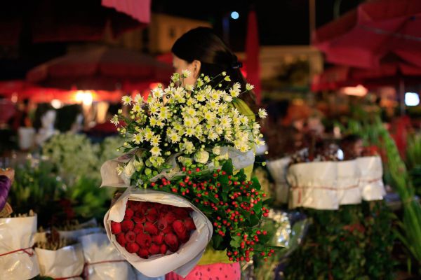 Chợ hoa Quảng An luôn rực rỡ và nhộn nhịp trong ngày Tết