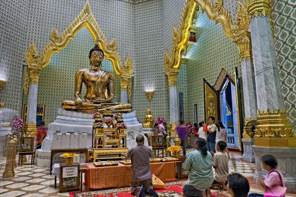 Du khách thường đến Chùa Phật Vàng để cầu xin bình an và may mắn