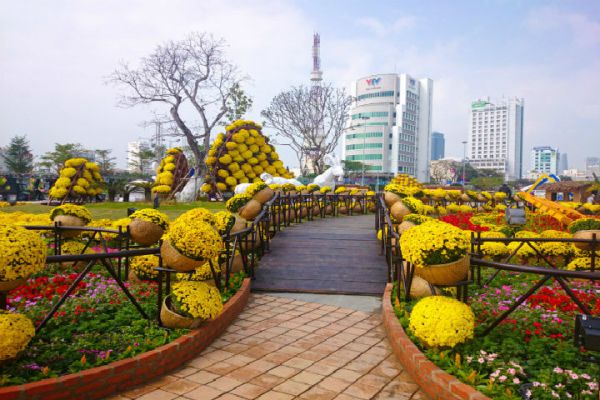 Đường hoa Bạch Đằng - địa điểm chơi Tết Nguyên đán ở Đà Nẵng