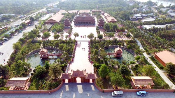 Thiền viện Trúc Lâm Phương Nam nằm ở xã Mỹ Khánh, huyện Phong Điền