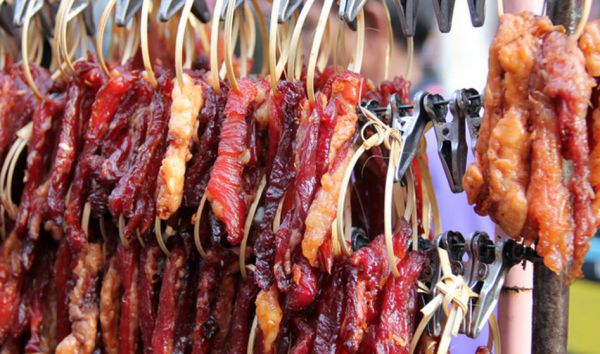 Du lịch Thái Lan đừng quên thưởng thức thịt lợn phơi khô