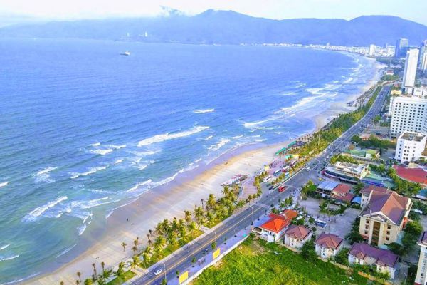 Đường bờ biển Việt Nam kéo dài từ Bắc đến Nam tạo ra nhiều cảnh quan đẹp tuyệt sắc