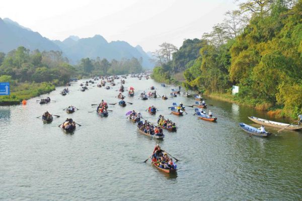 Đi thuyền dọc sông Yến vào chùa Hương