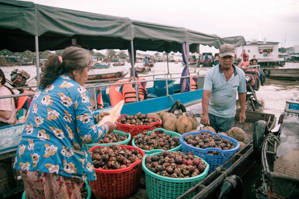 Sản phẩm chính của chợ là các loại hoa quả trái cây của miệt vườn miền Tây