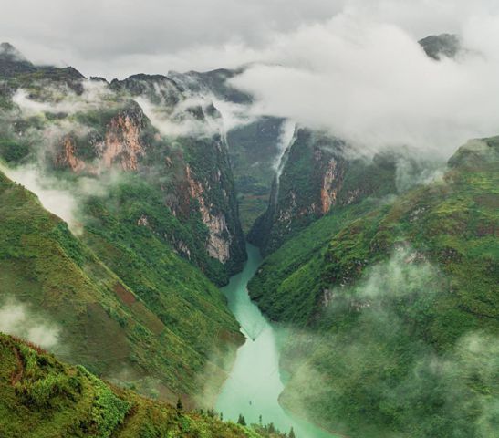 Khung ảnh hùng vĩ mây vờn núi tại Đèo Mã Pí Lèng sẽ khiến cho du khách vô cùng thích thú