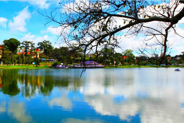 Hồ Xuân Hương là hồ nước đẹp nằm ngay tại trung tâm thành phố Đà Lạt
