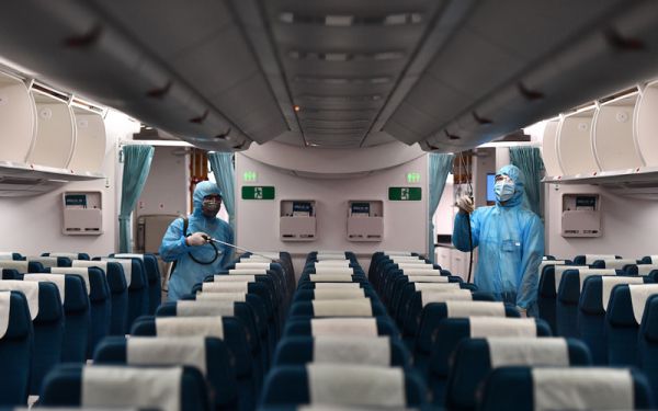 hãng hàng không Vietnam Airlines tiến hành phun khử khuẩn tàu bay