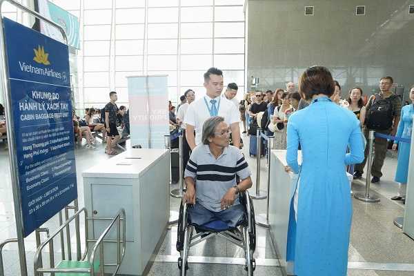 Vietnam Airlines cho phép hành khách mang xe lăn lên máy bay