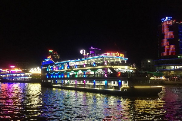 Du thuyền trên sông tại bến Ninh Kiều