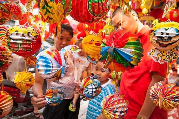 Ở Việt Nam, Tết mừng Trăng được chính thức tổ chức dưới thời nhà Lý