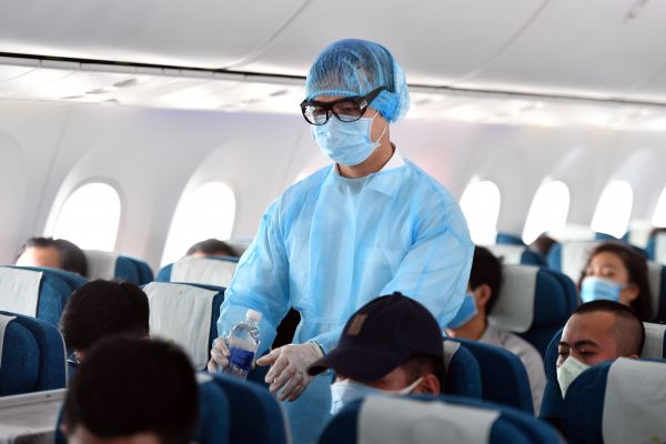 Hành khách luôn đeo khẩu trang, thực hiện sát khuẩn tay trong suốt hành trình bay