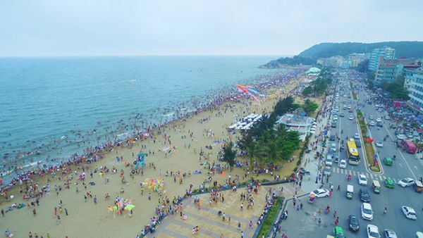 Biển Sầm Sơn đón tiếp rất nhiều lượt khách du lịch vào mùa hè