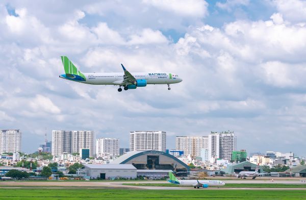 Di chuyển bằng máy bay chính là lựa chọn của đa số du khách đến du lịch Đà Nẵng tháng 6