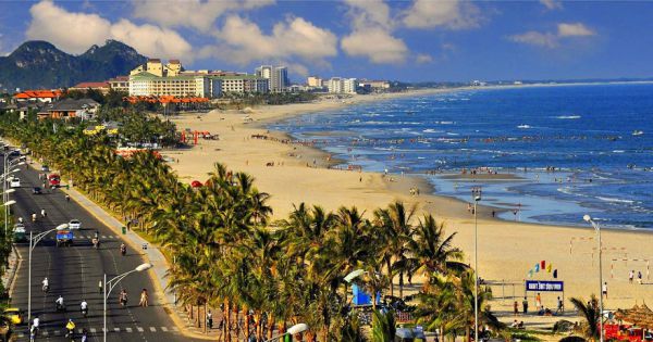 Bãi biển Mỹ Khê từng được bầu trọn là một trong nhiều bãi biển hấp dẫn nhất hành tinh của nhiều tạp chí danh tiếng thế giới.