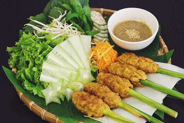 Nem lụi nướng là món ăn thơm ngon và được nhiều người yêu thích tại Đà Nẵng