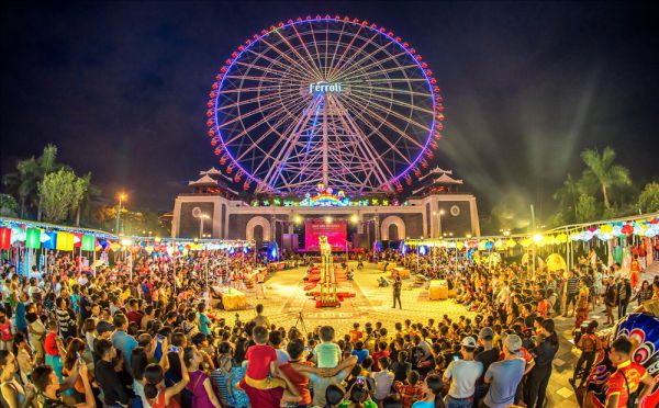Sun Wheel nằm trong quần thể vui chơi của Công viên Châu Á – Asia Park