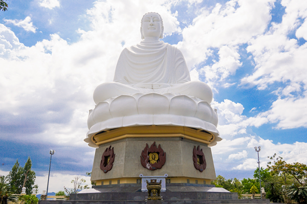 Kim Thân Phật Tổ Nha Trang - Tượng Phật trắng