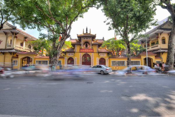 Chùa Quán Sứ là một trong những địa điểm tham quan nổi tiếng ở Hà Nội mà bạn không thể bỏ qua