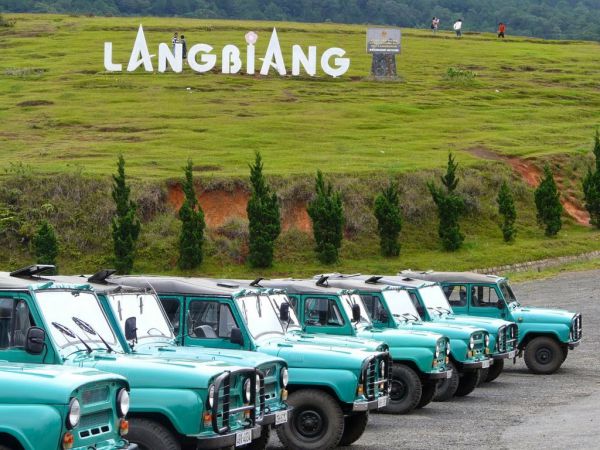 Đi xe jeep chinh phục đỉnh núi Lang Biang