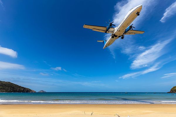 Máy bay là phương tiện di chuyển phổ biến khi đi du lịch Côn Đảo