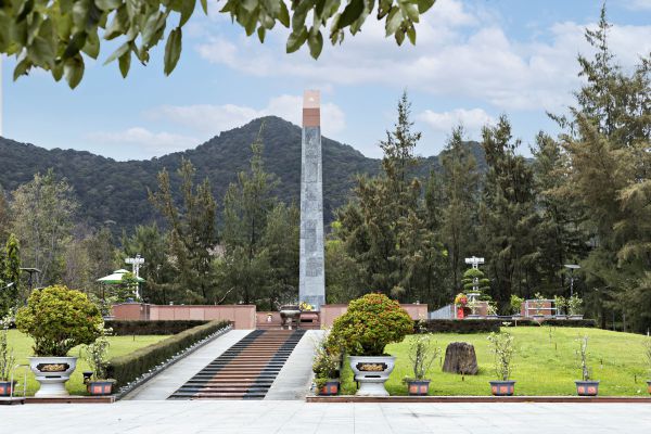 Du lịch Côn Đảo tháng 3 đừng quên ghé thăm nghĩa trang liệt sĩ Hàng Dương