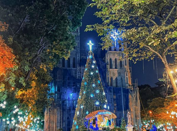 Không khí lễ hội Noel ngập tràn tại Nhà thờ lớn Hà Nội