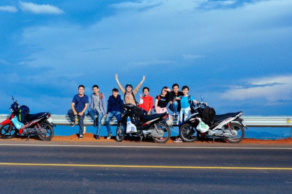 Nhiều bạn trẻ chọn di chuyển bằng xe máy khi du lịch Côn Đảo