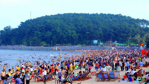 Biển Đồ Sơn luôn thu hút đông đảo khách du lịch vào dịp hè