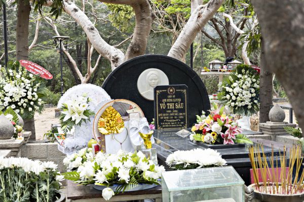Mộ Cô Sáu tại Nghĩa trang Hàng Dương