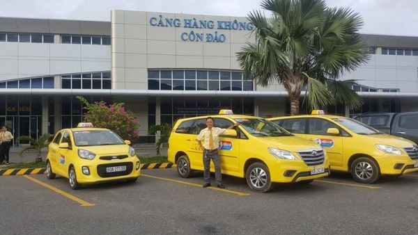 Taxi là phương tiện nhiều du khách lựa chọn để di chuyển từ sân bay Côn Đảo về trung tâm thị trấn
