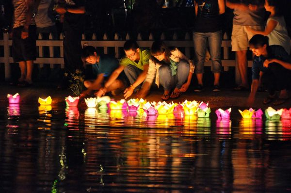 Thả hoa đăng trên sông Hoài về đêm được nhiều du khách yêu thích