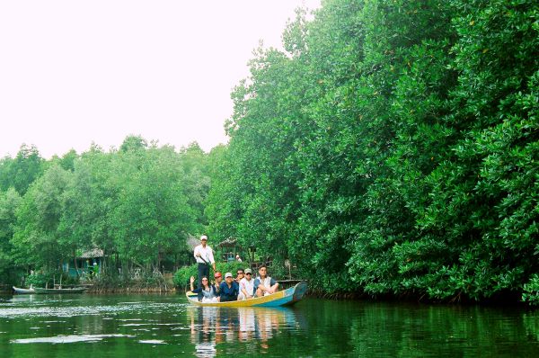 Du thuyền tham quan Hồ Yên Quang 