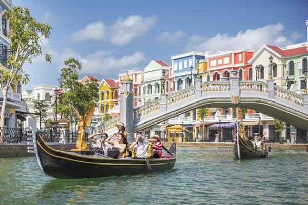 Thưởng ngoạn cảnh đẹp của phố “Burano phiên bản Việt” trên con thuyền trôi dọc sông Venice 